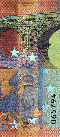 Glanzstreifen auf der Rückseite einer 10-Euro-Banknote der Europa-Serie