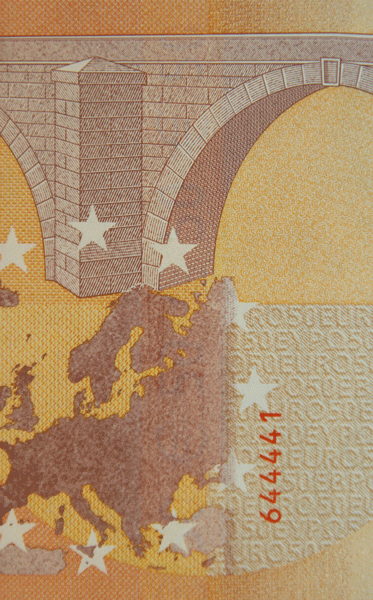 Glanzstreifen auf der Rückseite einer 50-Euro-Banknote der Europa-Serie