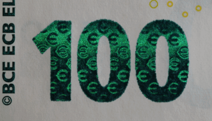 Smaragd-Zahl auf der Vorderseite einer 100-Euro-Banknote der Europa-Serie