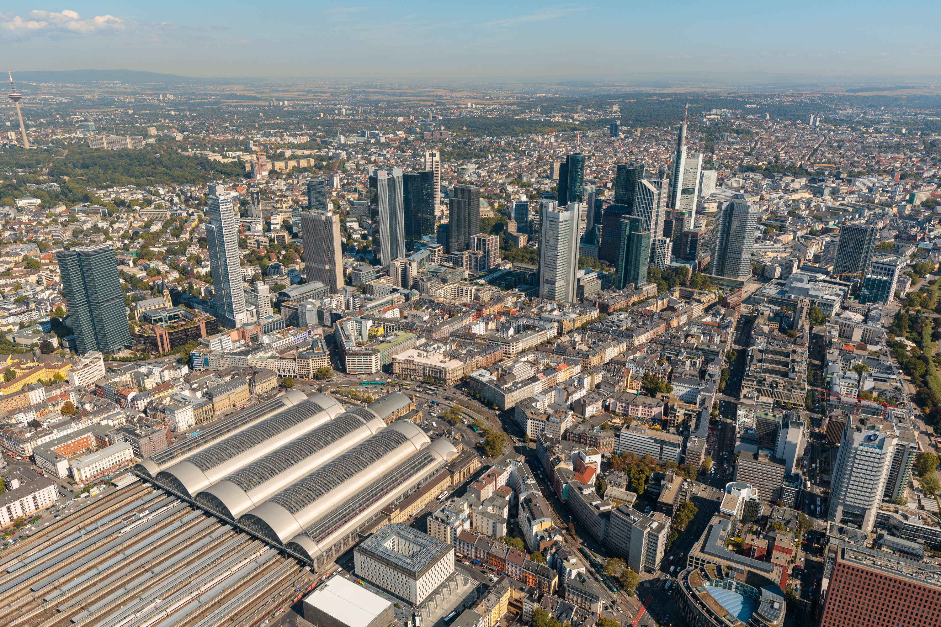 Central station and high-rise buildings in the city centre of Frankfurt am Main ©christian.sommer.rs / Adobe Stock