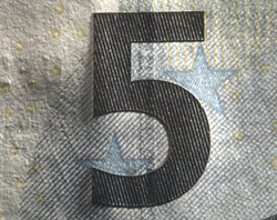 Fühlbares Relief der Zahl auf der Vorderseite einer 5-Euro-Banknote der Europa-Serie