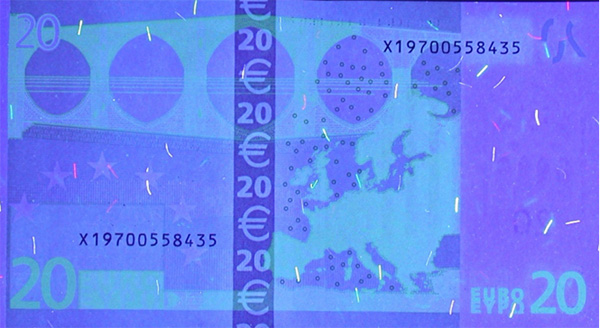Hilfsmittel UV-Licht auf der Rückseite einer 20-Euro-Banknote