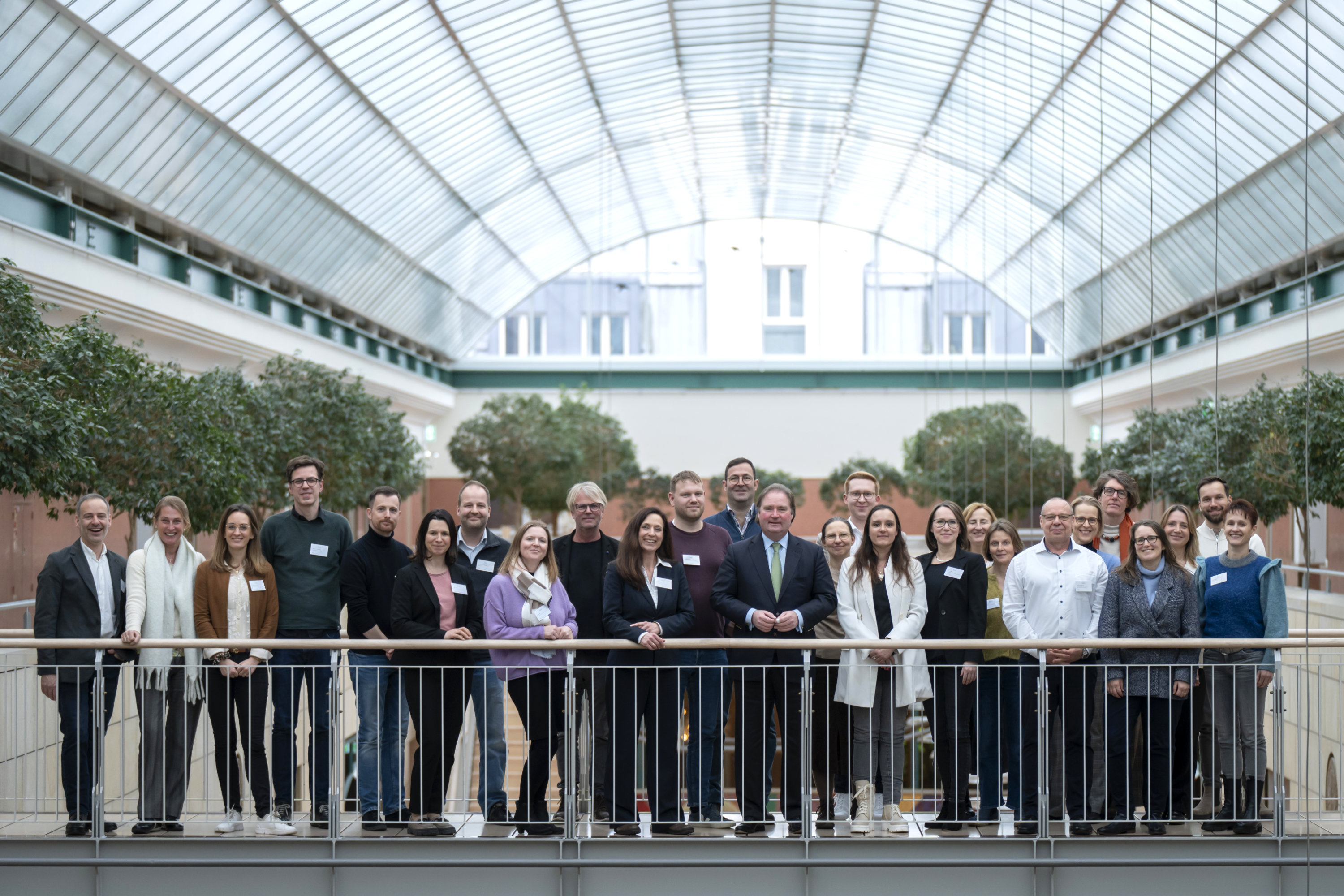 25 Lehrerinnen und Lehrer aus ganz Deutschland trafen sich mit Vorstandsmitglied Lutz Lienenkämper zur Diskussion in der Hauptverwaltung in Hessen. ©Tim Wegner